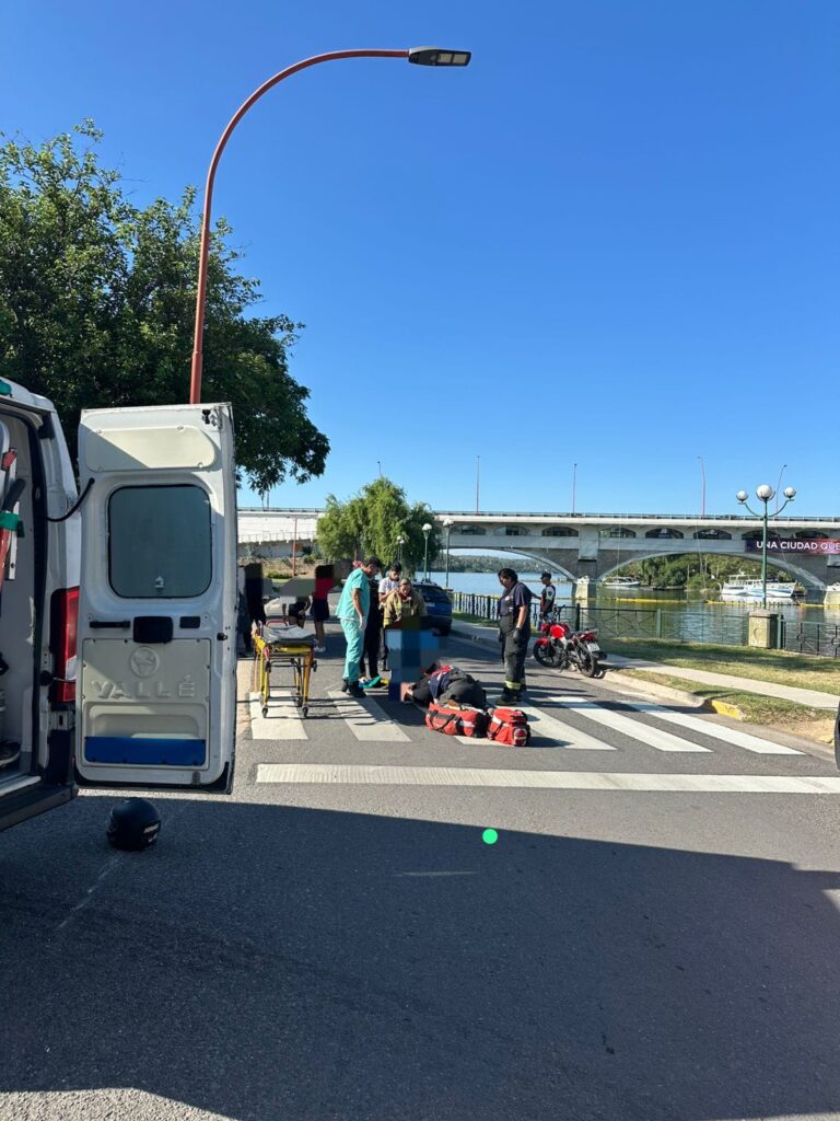 Una mujer resultó herida en un choque entre un auto y una moto en la Costanera