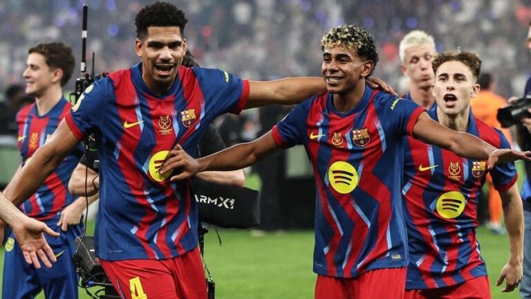 Araujo vuelve a jugar y sale del campo manteado por sus compañeros