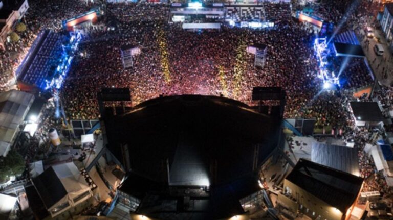 El Festival de Cosquín suma una terraza gastronómica en la Plaza Próspero Molina