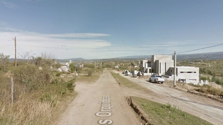 Motociclista cayó tras esquivar un caballo suelto en Santa Cruz del Lago