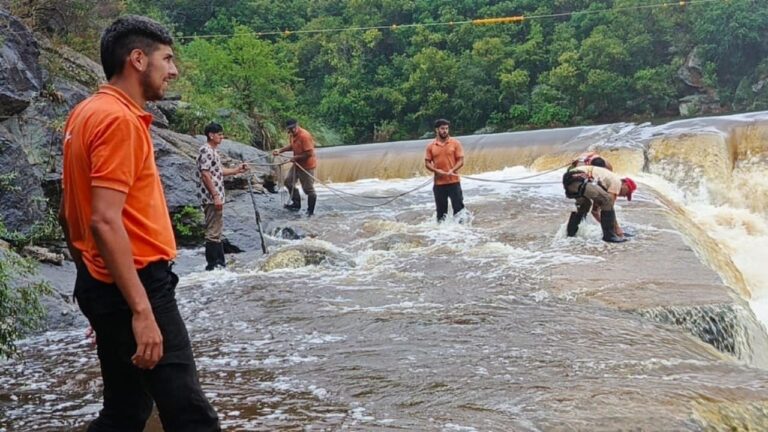 Destacan el esfuerzo de los trabajadores para devolver el agua a Carlos Paz