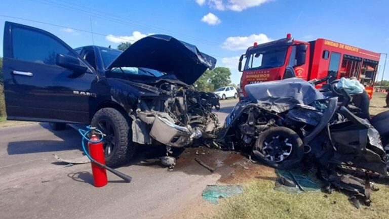 Choque frontal de camionetas en Villa María: murió un hombre de 69 años