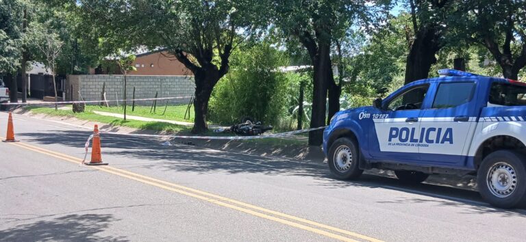 Tragedia en La Cumbre: Un hombre murió al chocar su moto contra un árbol