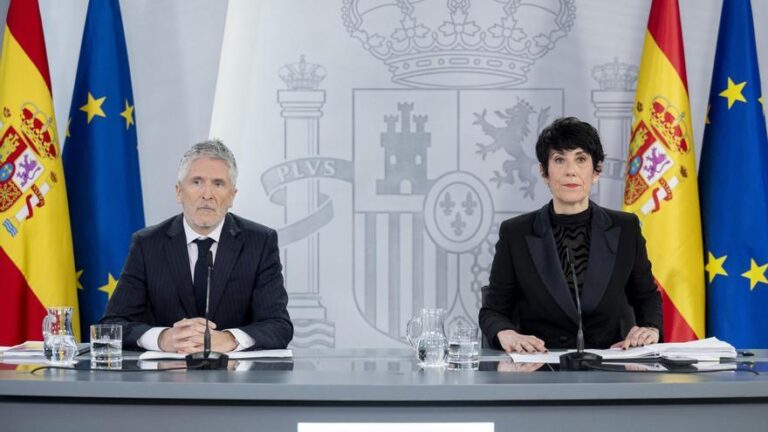 El Gobierno acusa a Abascal de «ruin» e «inhumano» por utilizar la tragedia de los trenes