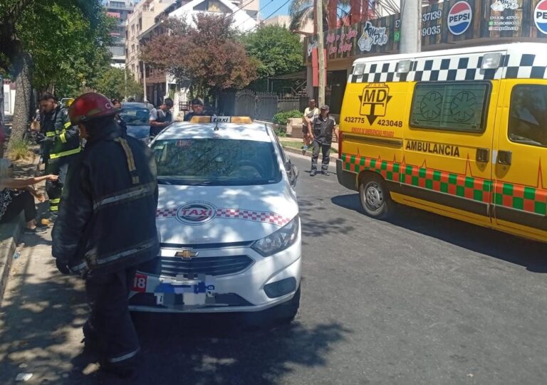 Volcó un taxi tras un choque en en el centro viejo de Carlos Paz y una mujer resultó herida
