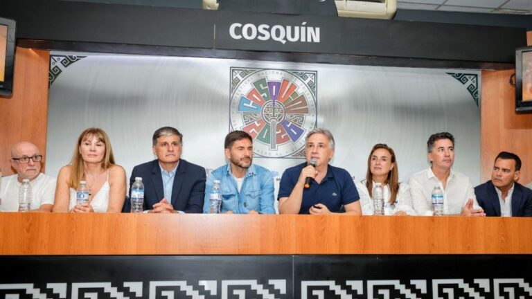 Llaryora abrió Cosquín y defendió el rol de los festivales populares