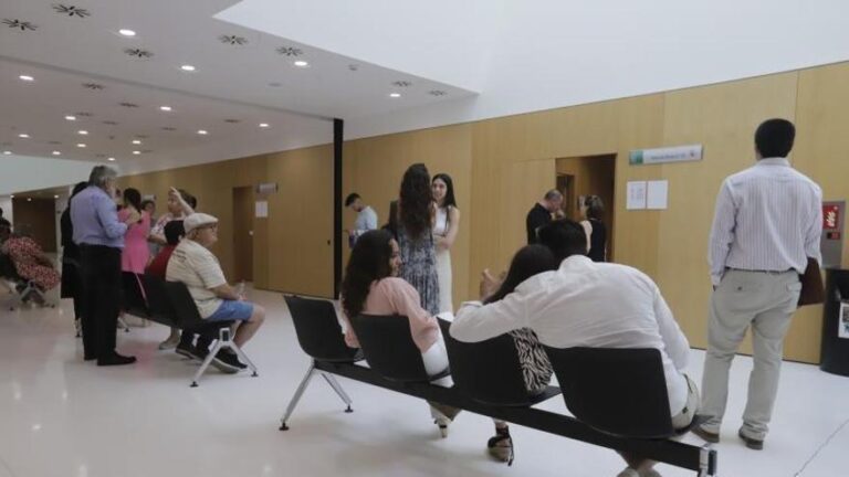 Piden cárcel a una acusada de deformar la boca a otra mujer golpeándole con un teléfono móvil en Córdoba