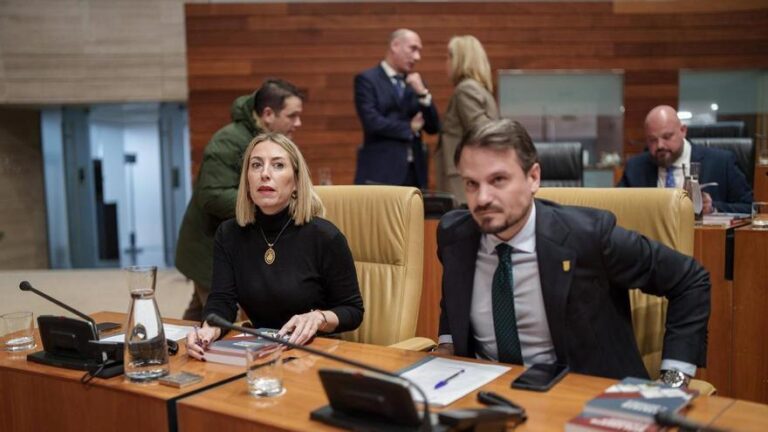 PP y Vox siguen lejos del acuerdo en Extremadura un mes después de las elecciones