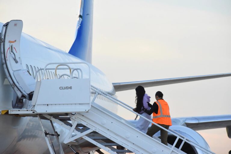 Avanza el ICE: EE.UU. deportó a una colombiana embarazada pese al intento de un juez por frenar el vuelo