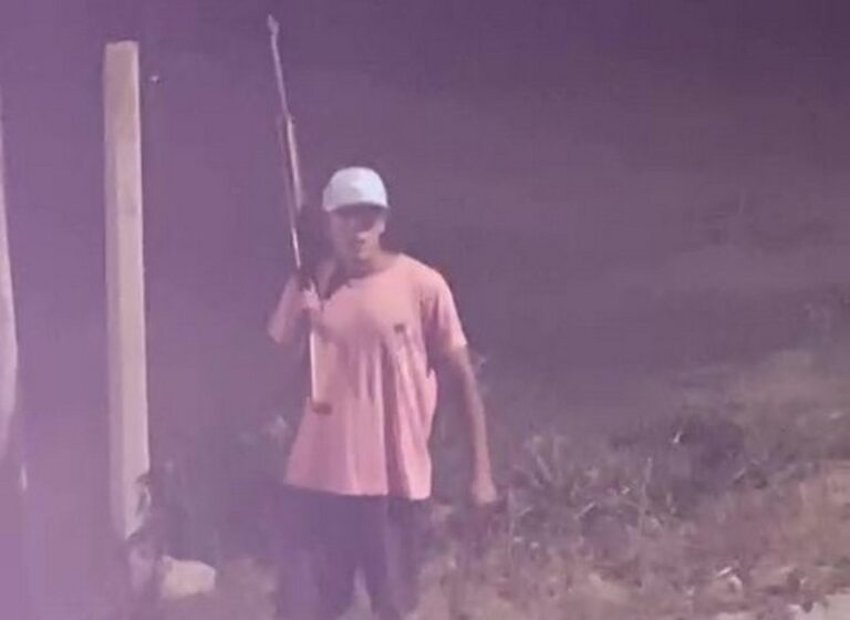 Fuerte disputa entre vecinos de Carlos Paz quedo grabada en video: Los amenazaba con un arma