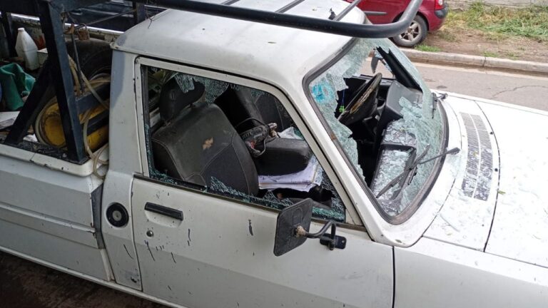 Noche de violencia en Córdoba: un hombre causó daños a cuatro vehículos