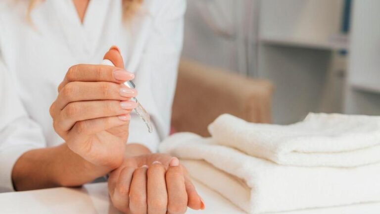 Uñas quebradizas? Este sérum milagroso promete endurecerlas en solo 7 días