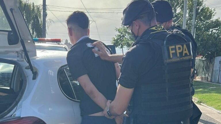 Fuga violenta en Río Cuarto: chocó un patrullero y atacó a policías con un caño