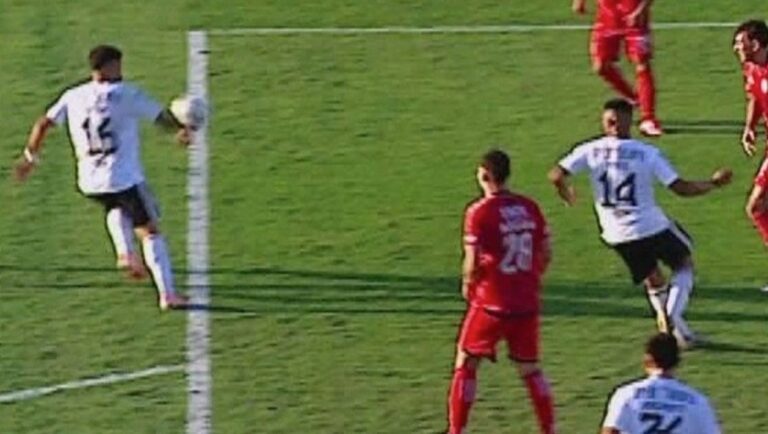 Polémico final: el VAR anuló un penal para Riestra y le dio la igualdad a Barracas en el descuento