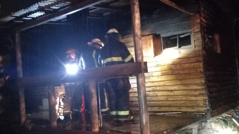 Un voraz incendio consumió una cabaña en Cosquín, quedó destruida