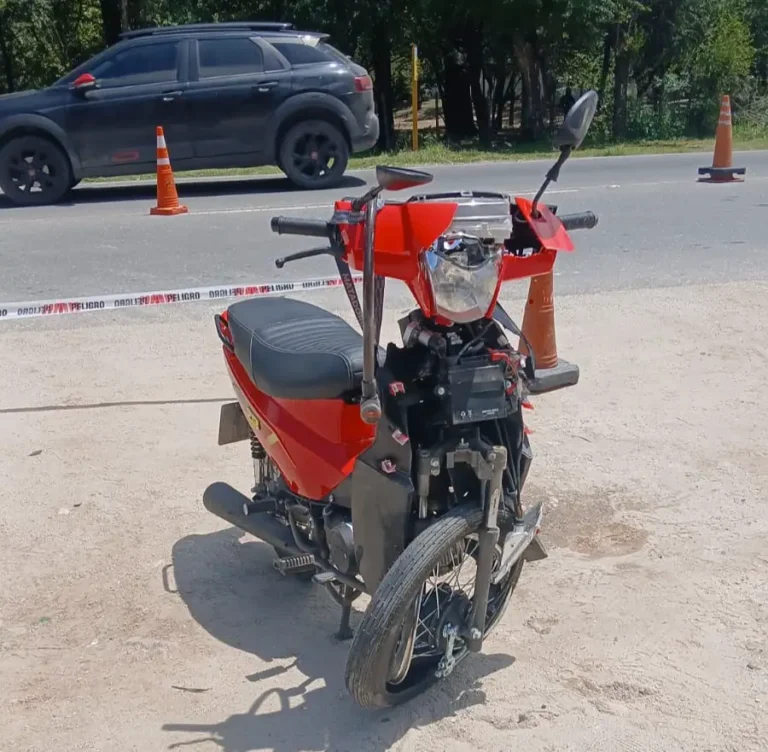 Dos heridos tras un fuerte choque entre un auto y una moto en San Antonio