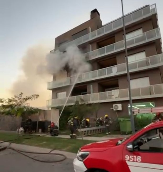 Incendio y rescate en Córdoba: evacuaron a 30 vecinos de un edificio de La Docta