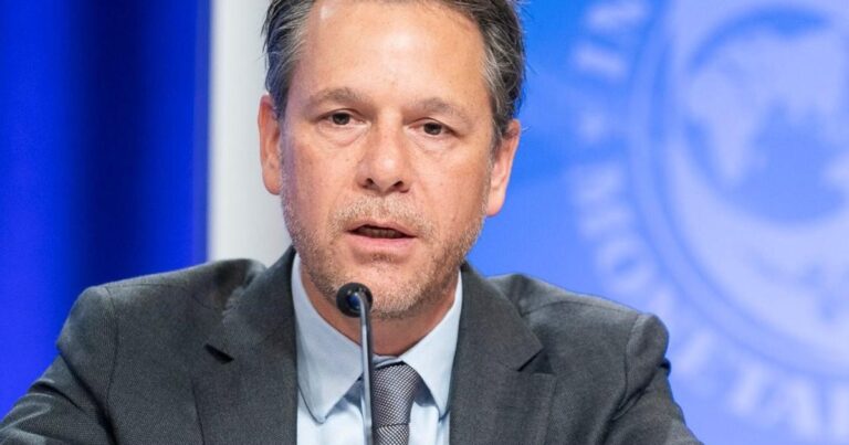 En medio de las protestas por la reforma laboral, el FMI extendió su visita y se reunió en Economía