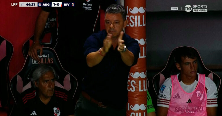 Marcelo Gallardo y otro indicio de su mal momento en River: lo echaron por aplaudir al árbitro Merlos, con quien ya había tenido un encontronazo
