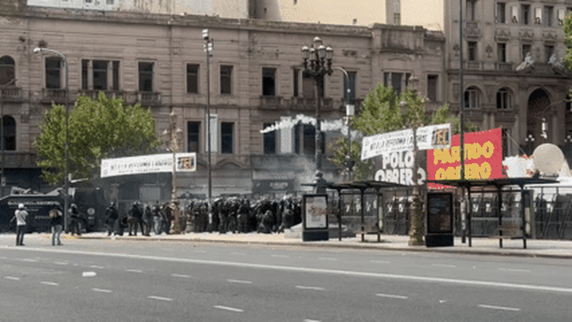 VIDEO | Reforma laboral: incidentes entre manifestantes y la Policía en el Congreso