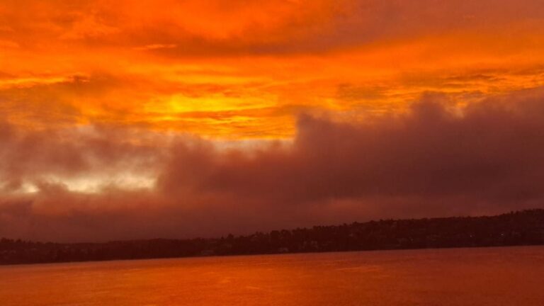 Un atardecer increíble iluminó el lago San Roque: mirá las imágenes