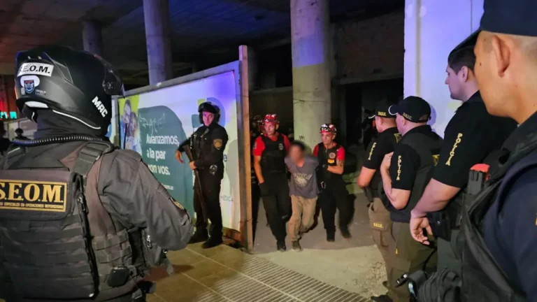 Desalojo y tensión en La Mole: el Ministerio de Seguridad intervino el edificio tras el peligroso video del niño en la cornisa