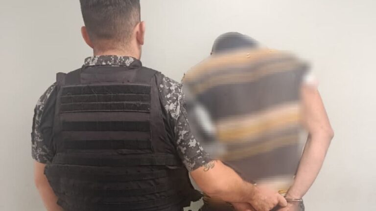 Merodeaba por los techos, cayó a un patio y fue atacado por un pitbull