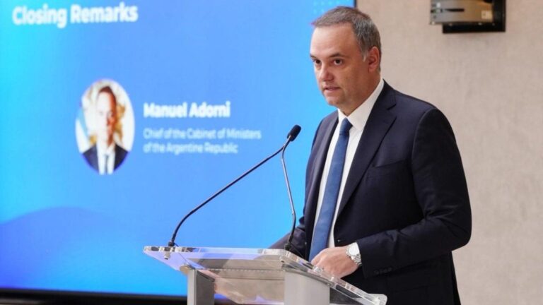 Manuel Adorni se defendió de las críticas tras llevar a su esposa en el avión presidencial: «No nos van a…»