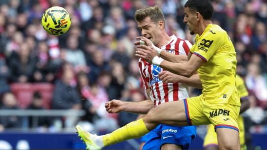 Escándalo en Europa: el insólito pellizco de genitales de Abqar a Sorloth terminó en dura sanción