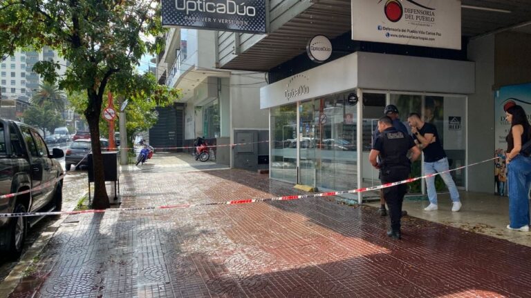 Carlos Paz: Mujer cayó desde un edificio y terminó dentro de una óptica