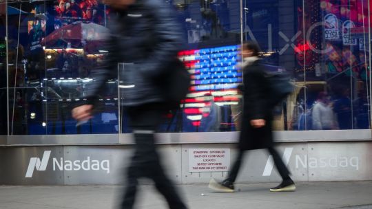 El crudo cedió pero las bolsas operan cautas en el cierre de una semana con el petróleo como protagonista