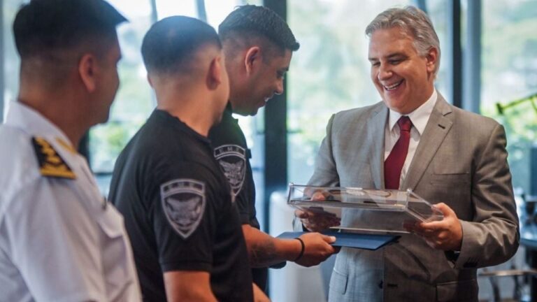 Llaryora ascendió a los policías que hallaron a Esmeralda