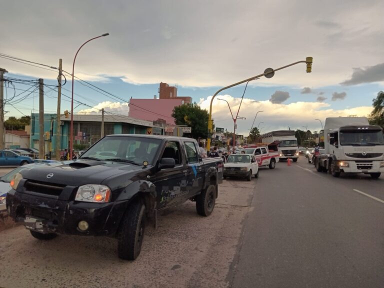 Accidente en Carlos Paz: una mujer sufrió lesiones en un choque en barrio Villa Domínguez