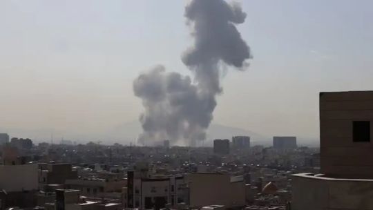 Irán intensifica ataques en el Golfo pese que Israel evitaría infraestructura energética