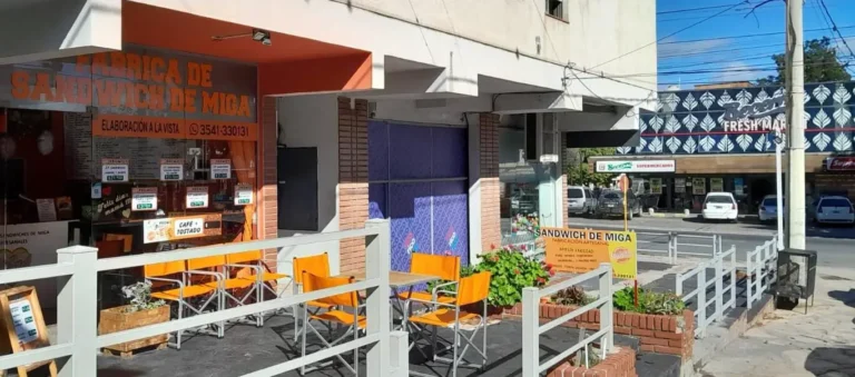 Entró armado a una fábrica de sándwiches en Carlos Paz y escapó con dinero, celulares y mercadería