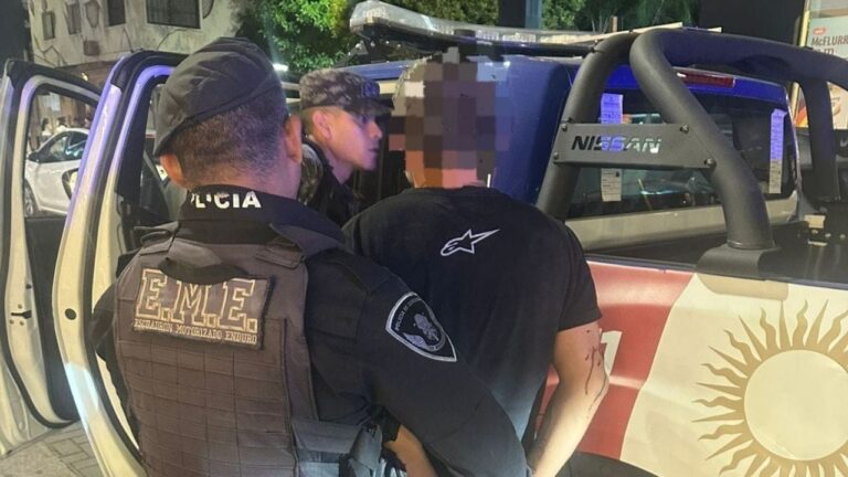 Dos detenidos y un taxi destrozado tras la violenta pelea en pleno centro
