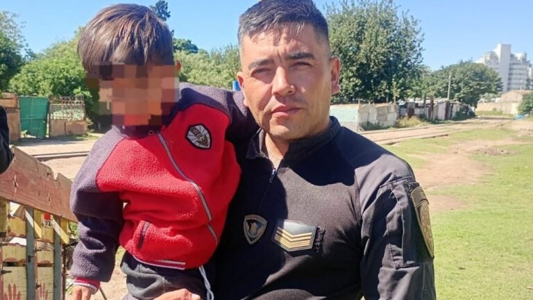 Video: un policía salvó milagrosamente a un niño de ser arrollado por un tren