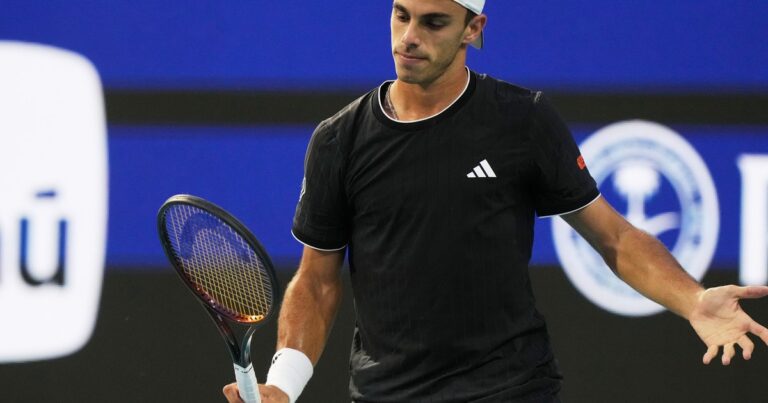 Cerúndolo, desconcertado, no tuvo chances ante un iluminado Zverev y quedó eliminado del Masters 1000 de Miami