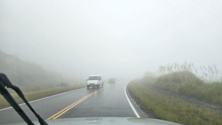 Densa niebla cubre el Camino de las Altas Cumbres: piden precaución para circular