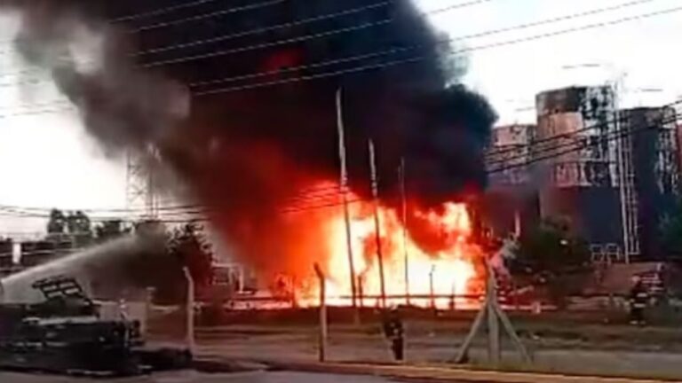 Murió un operario al incendiarse una refinería de combustibles