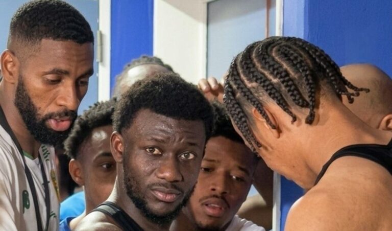 Jugadores de Argentina y Mauritania durante el partido amistoso en el estadio La Bombonera.