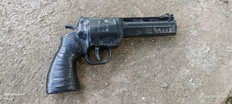 Ilustración genérica de un entorno escolar en Córdoba con presencia simbólica de agentes de policía.