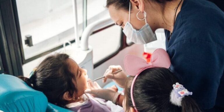Móvil Odontológico Municipal de la ciudad de Córdoba atendiendo a un vecino.