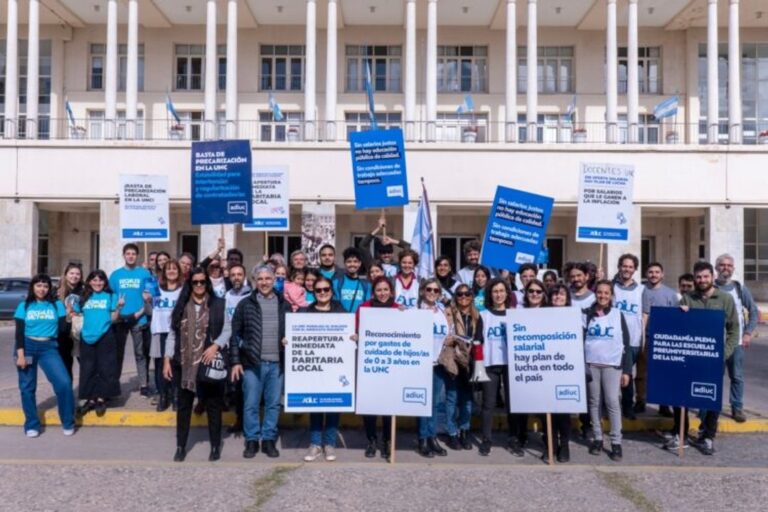 Docentes universitarios en asamblea o frente a una facultad de Córdoba.
