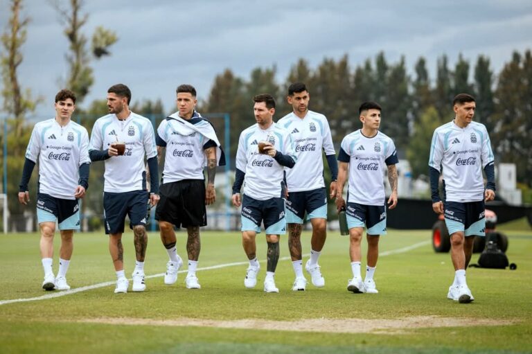 Jugadores de la Selección Argentina durante el entrenamiento en el predio de Ezeiza.